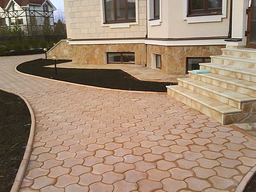 Выгода использования бордюрного камня и плитки тротуарной из Челябинска